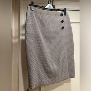 Ann Taylor black/brown/tan houndstooth skirt w/button detail knee length size 8